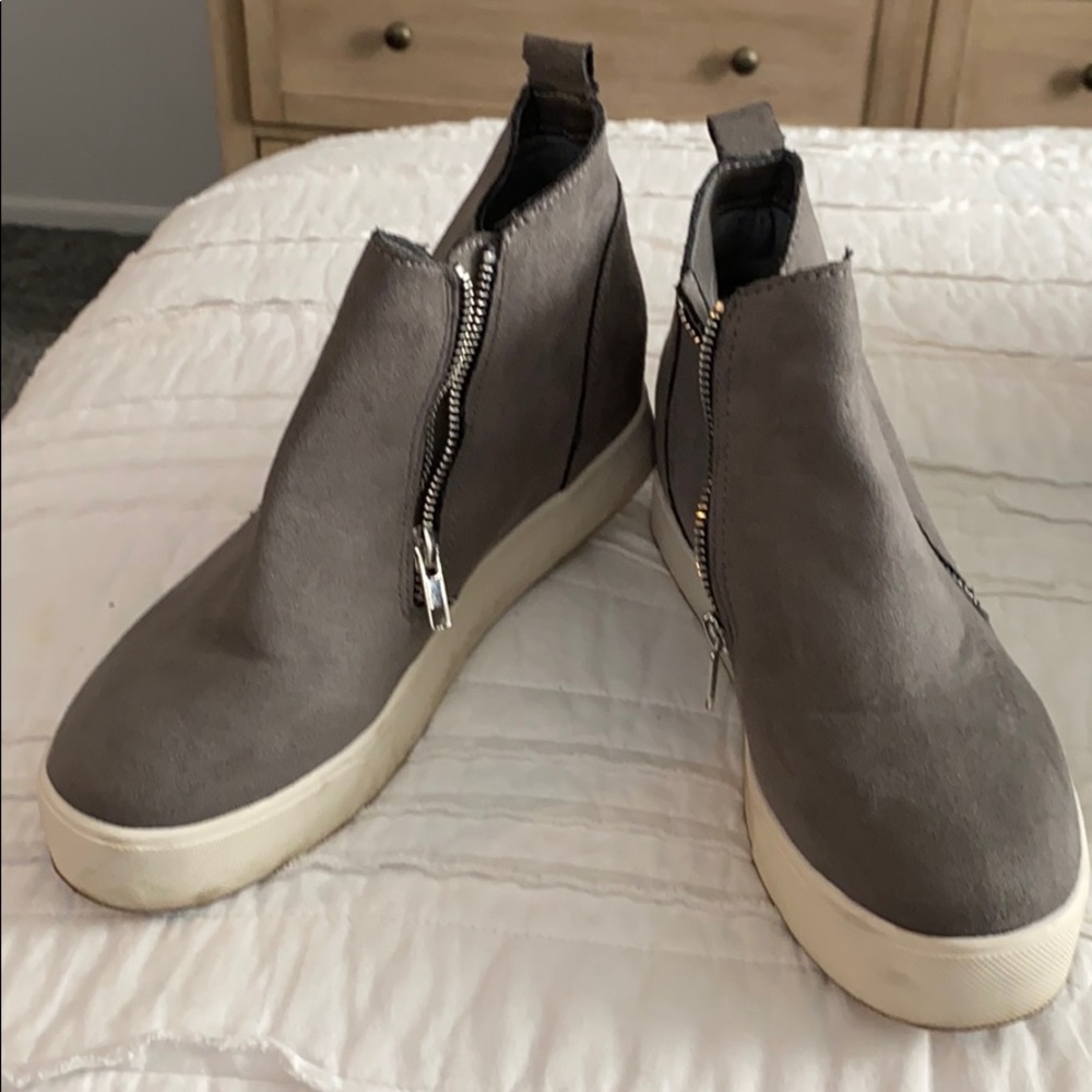 Gray wedge sneaker Excellent condition